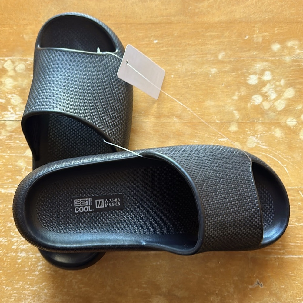 CUSHION SLIDES in Black by 32 Degrees Size “M” NWT for MEN or WOMAN